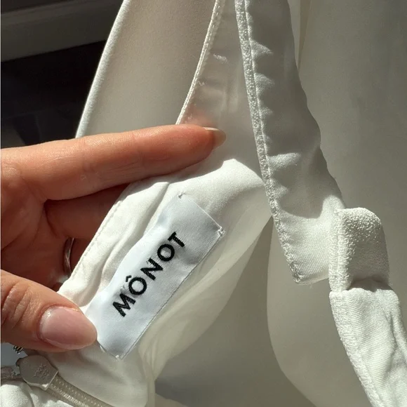 MONOT Elegant White Halter Dress - Picture 5 of 6